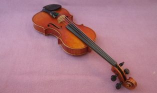 楽器　(ヴァイオリン、ビオラ)